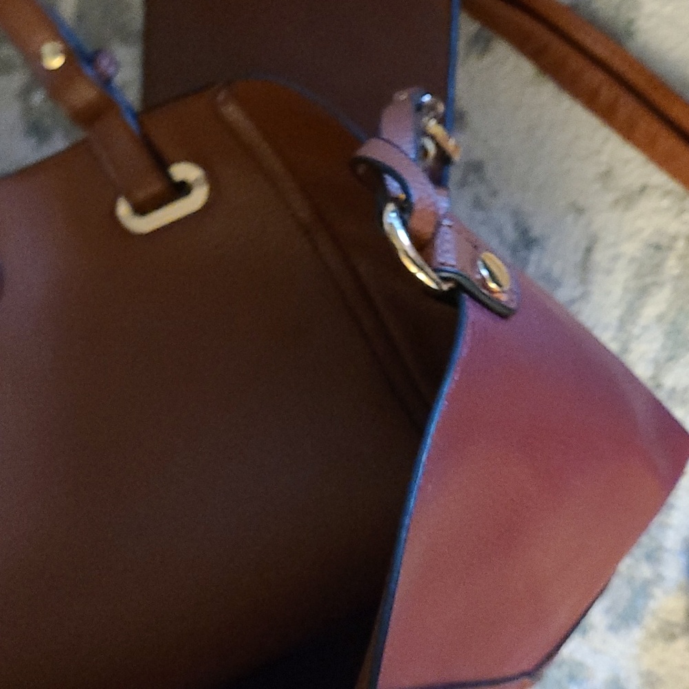 New condition vegan totes with attached coin purses and addtl matching bags - Picture 11 of 14